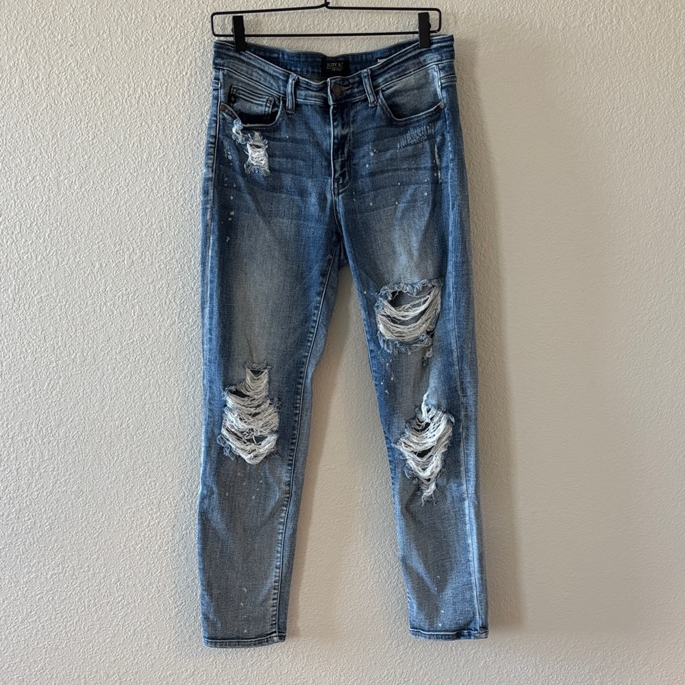 Judy Blue Distressed Boyfriend Jeans in Blue with White Paint Splatter